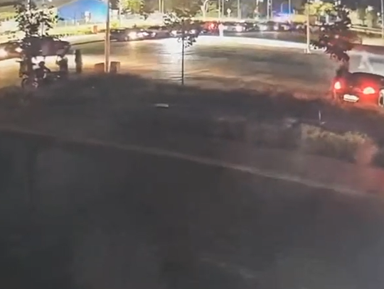 Policja przerwała nielegalne driftowanie na targowisku w Piasecznie [WIDEO]