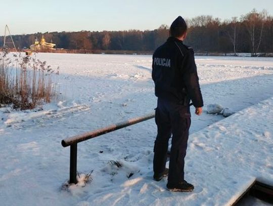 Policjanci przestrzegają przed wchodzeniem na lód