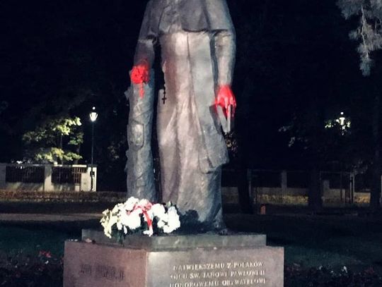 Pomnik Jana Pawła II w Konstancinie oblany farbą