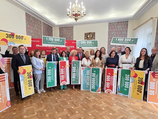 Przedstawiciele samorządów z powiatu piaseczyńskiego oraz władz Mazowsza z symbolicznymi czekami na dofinansowanie lokalnych inwestycji.