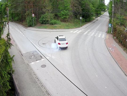 Popisy driftujących beemek zakończone interwencją policji [ZOBACZ WIDEO]