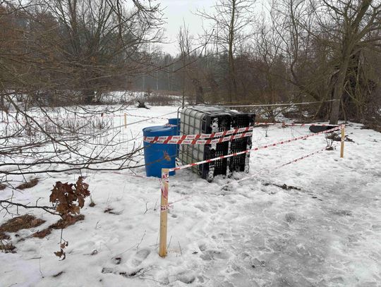 Porzucone odpady przy trasie Cieciszew-Dębówka. Trwa śledztwo policji Porzucone odpady przy trasie Cieciszew-Dębówka. Trwa śledztwo policji
