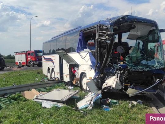 Poważny wypadek autokaru przewożącego harcerzy z Zalesia Dolnego