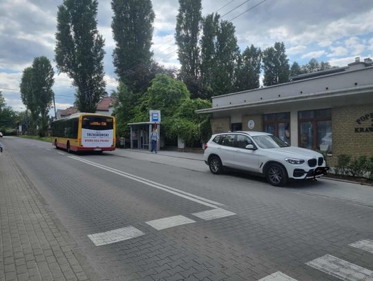 Chodnik czy zatoka? Problem przy przystanku „Magnolii” w Józefosławiu