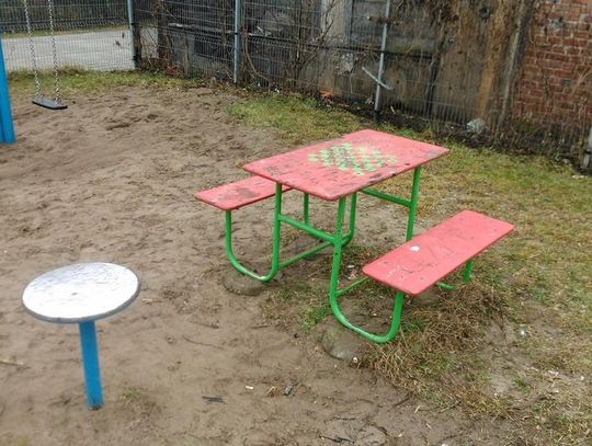 Przebudowują plac zabaw