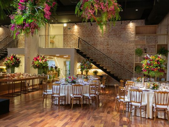 Przyjęcie w lokalu zamiast w domu – moda czy wygoda?