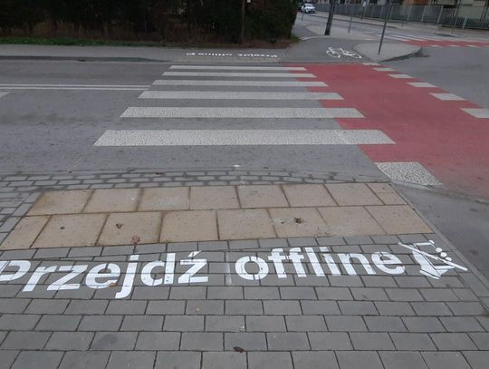 Radne apelują o napisy „Przejdź offline” przy wszystkich szkołach