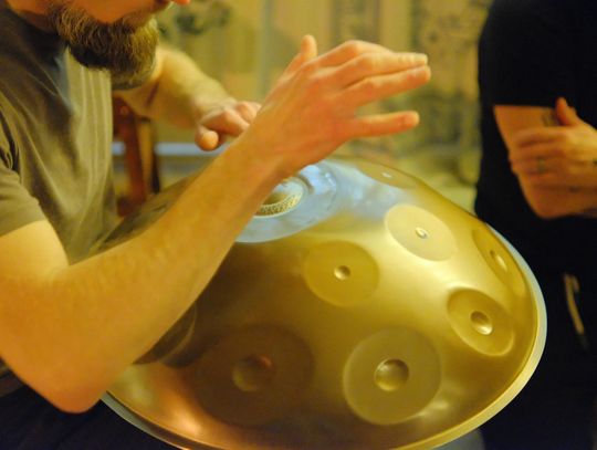 Relaks przy dźwiękach handpana. Koncert w Piasecznie w ramach Miesiąca Świadomości Autyzmu Relaks przy dźwiękach handpana. Koncert w Piasecznie w ramach Miesiąca Świadomości Autyzmu