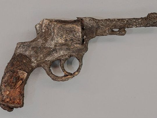 Rewolwer z Domu „Zośki” przekazany do Muzeum Piaseczna