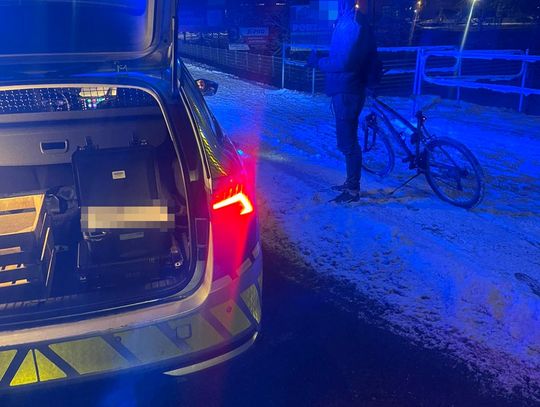 Rowerzyści pod wpływem alkoholu zatrzymani na zaśnieżonych ulicach