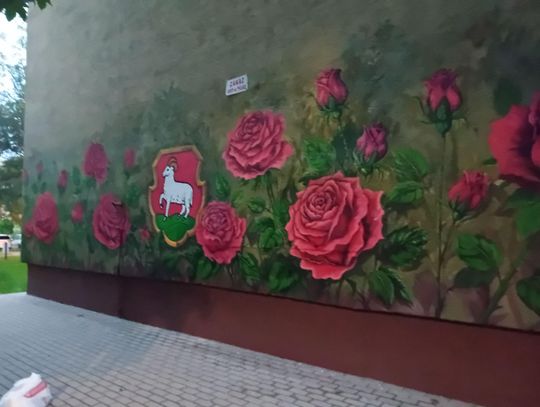 Róże rozkwitły na ścianach. Nowy mural na osiedlu w Piasecznie
