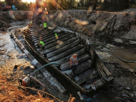 Wrak XV-wiecznej szkuty wiślanej podczas prac archeologicznych w Czersku. Zabytkowy statek ma być głównym eksponatem przyszłego Muzeum Szkuty i Urzecza.
