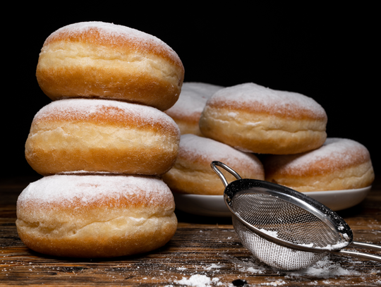 Seniorzy częstują pączkami!