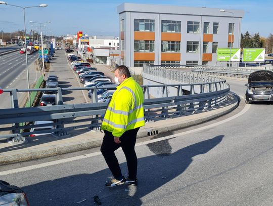 Stłuczka na wiadukcie przy Auchan. Kobieta wjechała pod prąd