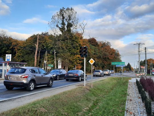 Sygnalizacja już stoi. Kiedy światła zaczną działać?