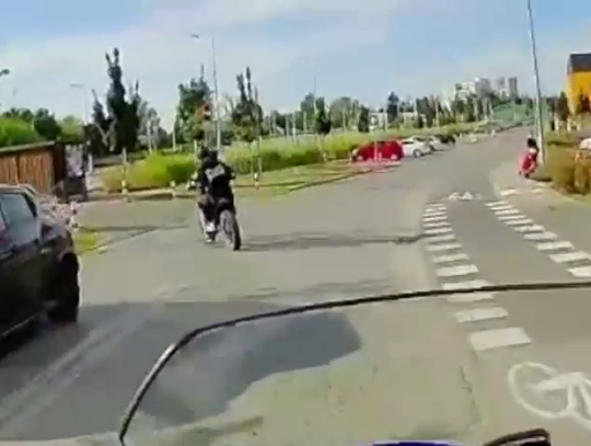 Szalona ucieczka 17-letniego motocyklisty ulicami Piaseczna [FILM]