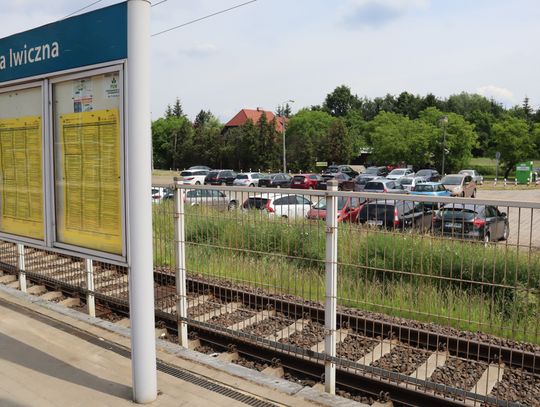 Szlaban na parking przy PKP w Nowej Iwicznej