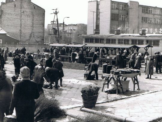 Targ w Piasecznie przy ul. Sierakowskiego, czyli o sprzedawcach, kupujących i donosicielach