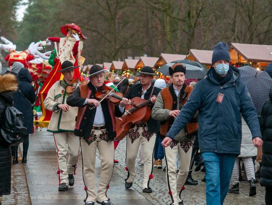 Tłumy na Jarmarku Świątecznym mimo deszczowej pogody [FOTO]