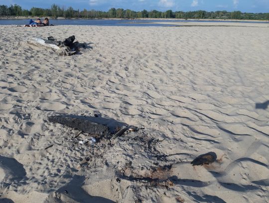 Tłumy na plaży w Ciszycy. Kto egzekwuje zakaz wstępu?