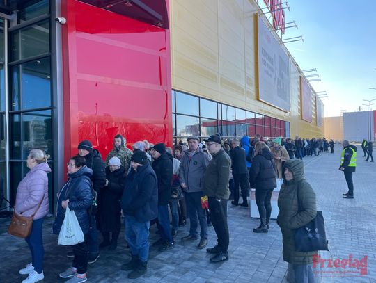 Tłumy w kolejce pod nowym sklepem Agata w Mysiadle – otwarcie przyciągnęło masę osób [WIDEO]