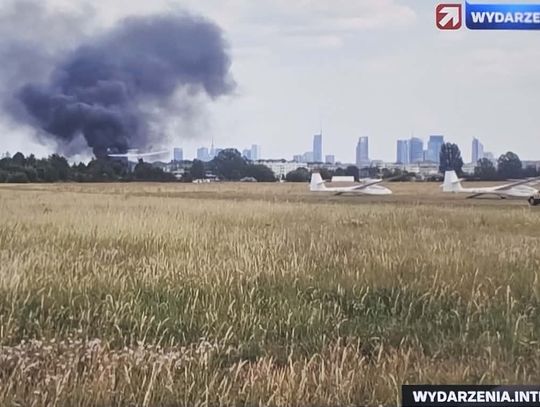 Tragedia na Bemowie. Awionetka rozbiła się przed lotniskiem i stanęła w płomieniach