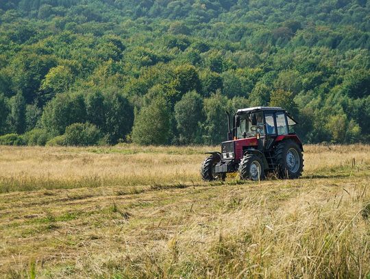 Traktor przygniótł mężczyznę. Tragiczny wypadek w Czersku.