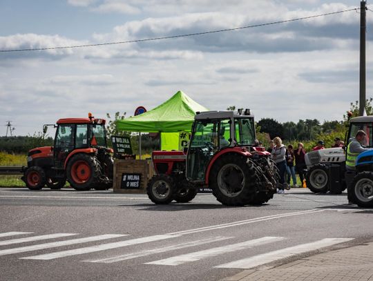 Traktory, policja i helikopter - trwa protest rolników na DK50