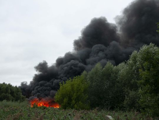 Trwa dogaszanie pożaru. Mirkowska ciągle nieprzejezdna [AKTUALIZACJA]