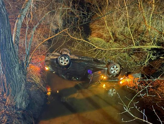 Ucieczka przed policją zakończona dachowaniem w rzece