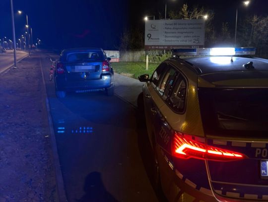 Uderzyły w słup i zatrzymały się na drodze dla rowerów. Kierująca była kompletnie pijana