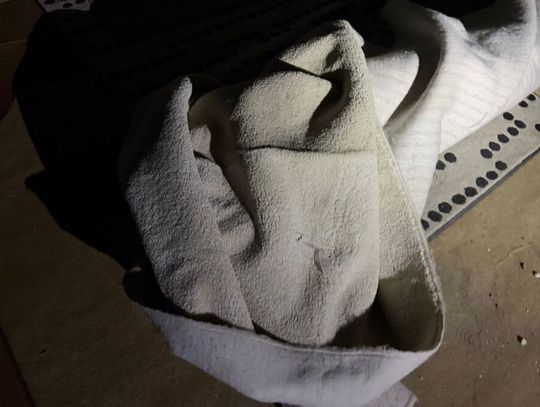 Ukrył się na strychu, zawinięty w dywan. Poszukiwany 30-latek zatrzymany pod Piasecznem Ukrył się na strychu, zawinięty w dywan. Poszukiwany 30-latek zatrzymany pod Piasecznem