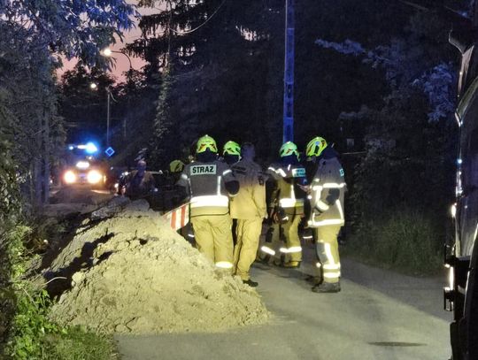 Ulatnianie gazu przy ul. Topolowej w Piasecznie. Na miejscu straż pożarna i pogotowie gazowe