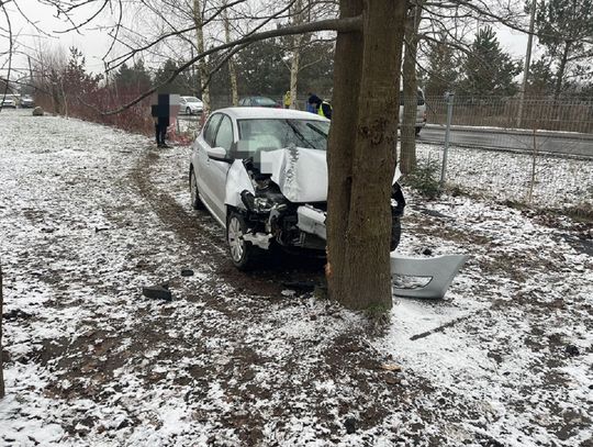 Ustanów. Wjechał w ogrodzenie szkoły