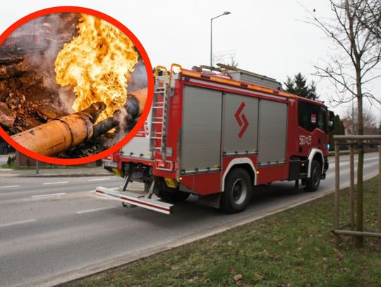 Uszkodzona rura gazowa w Zalesiu Dolnym. Płomień sięgał kilku metrów