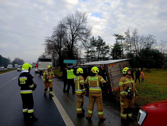 Utrudnienia na starej „siódemce” – ciężarówka w rowie