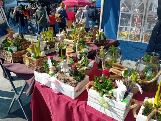 W Piasecznie trwa Kiermasz Wielkanocny. Rynek wypełnił się świątecznymi stoiskami