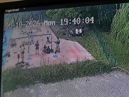 Wandalizm na szkolnym placu zabaw w Głoskowie. Sprawców nagrały kamery