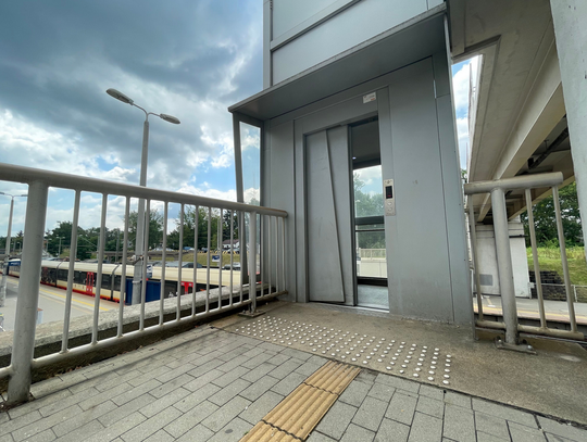 Windy na stacji PKP w Piasecznie nie działają? PKP PLK wyjaśnia