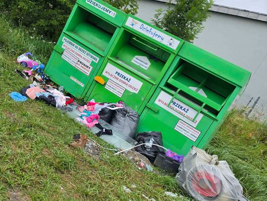 Zabawki przy kontenerach na odzież? Gmina ostrzega