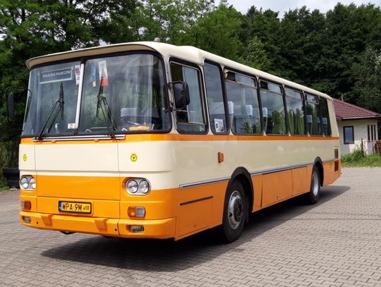 Zabytkowym autosanem przez powiat