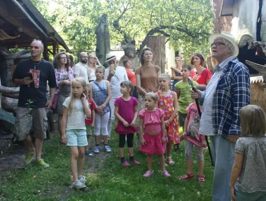 Zajrzą za zamknięte na co dzień drzwi. W Zalesiu Dolnym sztuka wyjdzie do ogrodów