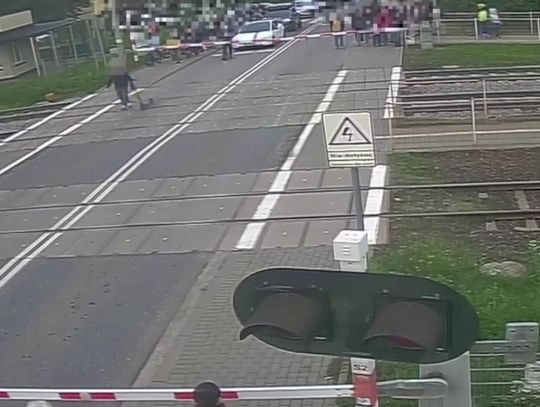 Zamiast czekać, wszedł na tory. Interweniowała policja [WIDEO]