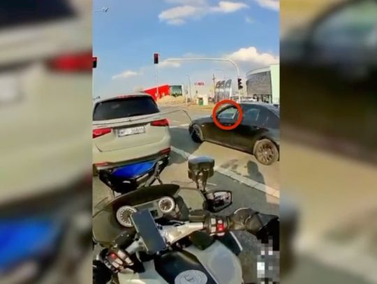 Zamiast na drogę patrzył w telefon. Kierowca BMW nie zauważył nawet policji