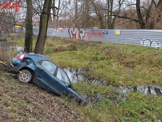 Zaparkował w rowie