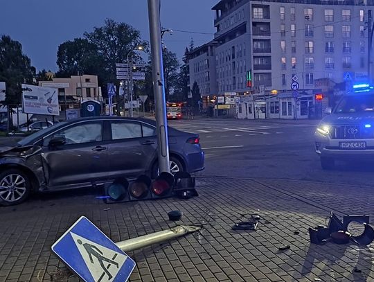 Zderzenie dwóch aut w Piasecznie. Sprawca porzucił pasażerów i uciekł Zderzenie dwóch aut w Piasecznie. Sprawca porzucił pasażerów i uciekł