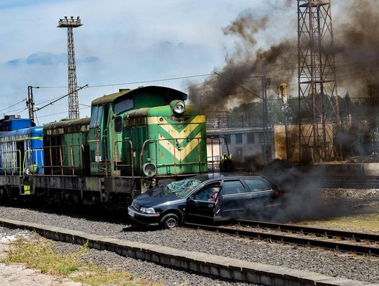 Zderzenie lokomotywy z volvo