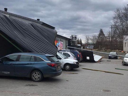 Zerwany dach runął na parking