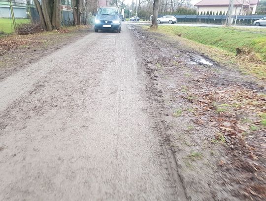 Złotokłos. Błotnista droga do szkoły