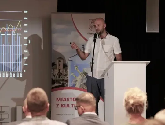 „Zmiana klimatu to rekin, a problemy z wodą to jego zęby” -  Dr Szklarek podczas piaseczyńskiej debaty o wodzie